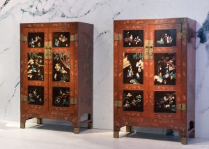 Pair of cabinets, Qiangjin and Caihua lacquer on red background embellished with baibao inlay, Qing Dynasty, early 18th century, 127 x 198 x 63.5 cm each, Photographic credits: Iris L. Sullivan, Francis Rhodes, Thomas Hennoque, tops of n° 4
in the Summer Palace Laurent Colson