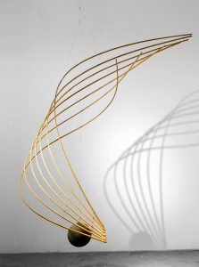 Typhoon
Weathered bamboo, titan braid thread, lead, ceramic ball
225 x 210 x 125 cm
260 cm rotation diameter
2017