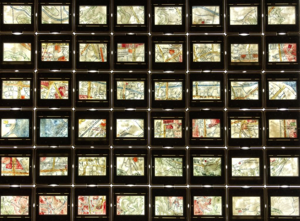 SARA TSE 謝淑婷 b.1974 Mapping Memories- Keijo (Seoul) 1920 繪畫記憶－京城（首爾）1920, 2019, Porcelain with projection 幻燈片及陶瓷碎片-1